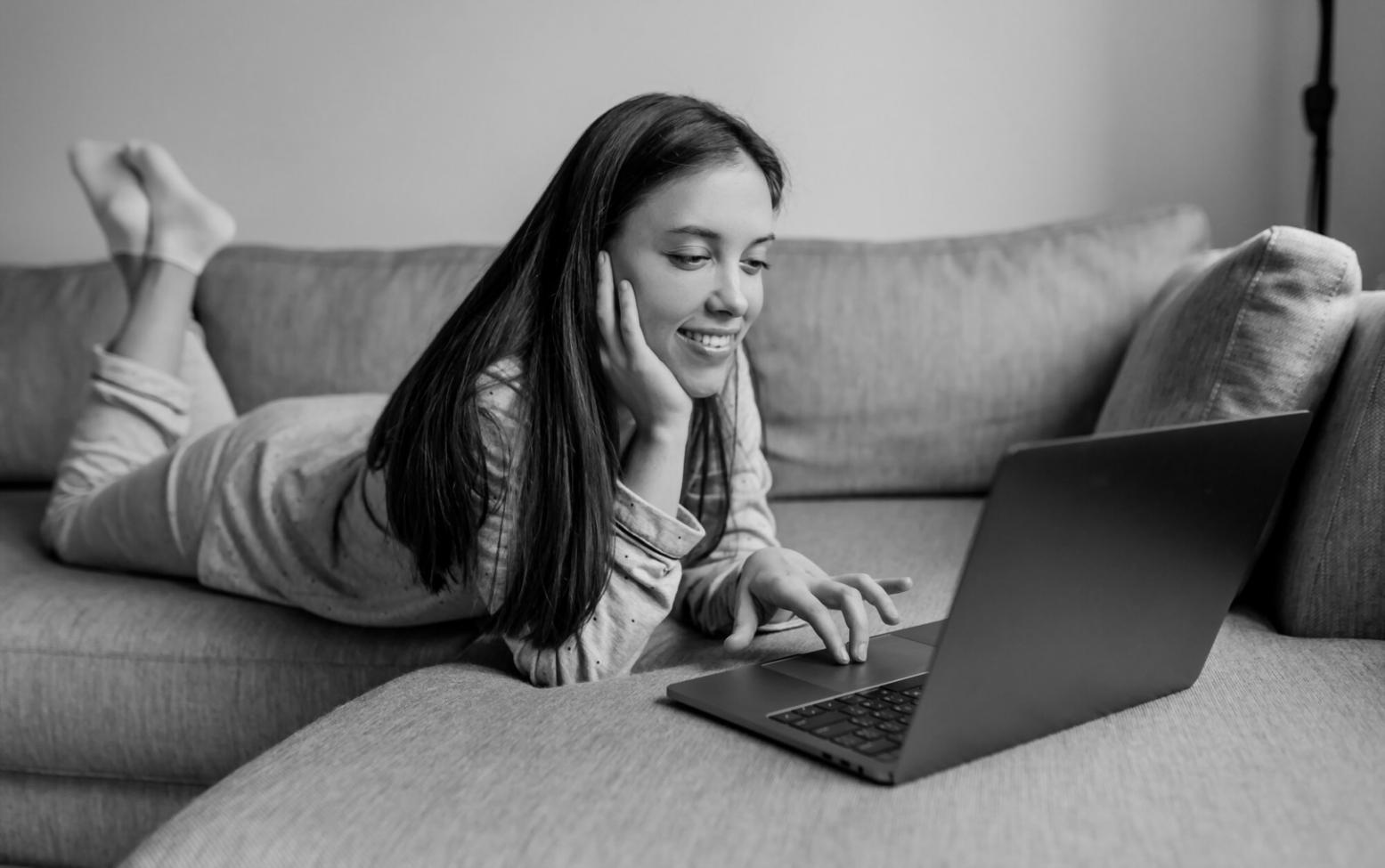 Espacio de trabajo organizado con finanzas automatizadas