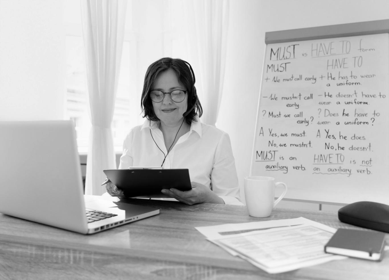 Estudiantes analizando presupuestos personales en sesión práctica