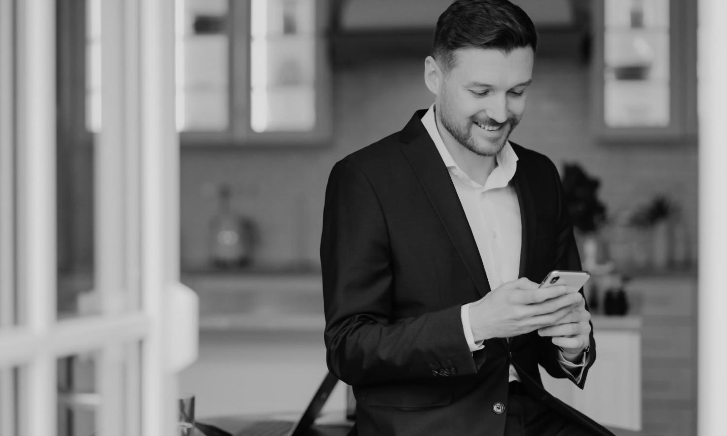 Equipo de trabajo colaborando en oficina moderna