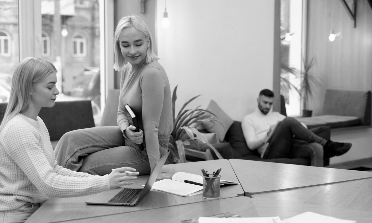 Panel de control financiero mostrando gráficos de gastos e ingresos